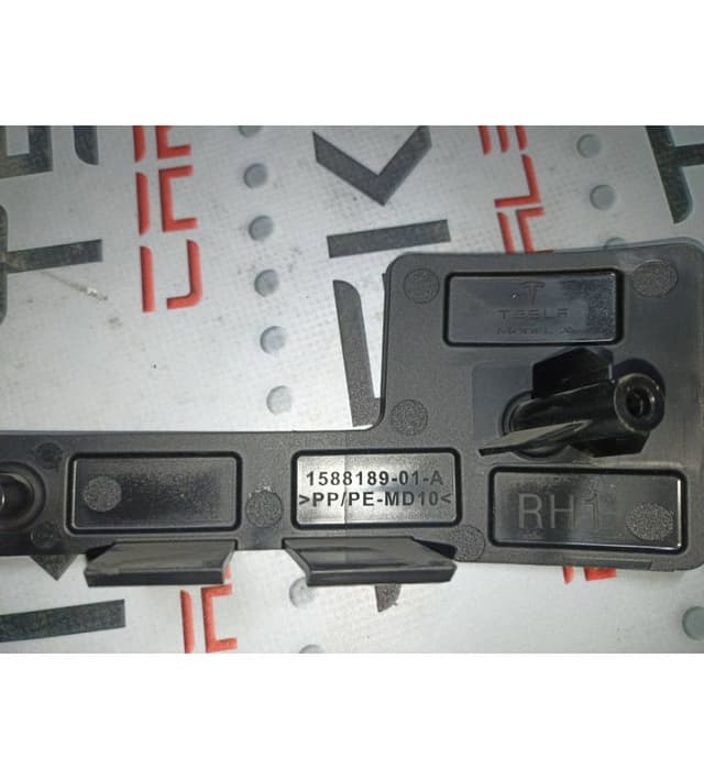 Кронштейн правый бампера, Tesla Model X (OEM 1588189-01-A)