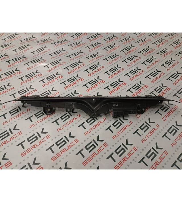 Кронштейн V-образного логотипа переднего бампера, Tesla Model S (OEM 1779981-00-A)