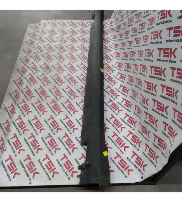Накладка порога левая, Tesla Model S (OEM 6005874-00-J)