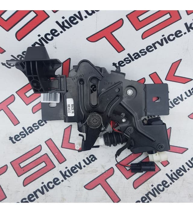Замок капота на две петли (нижняя часть), Tesla Model S (OEM 6007572-00-E)