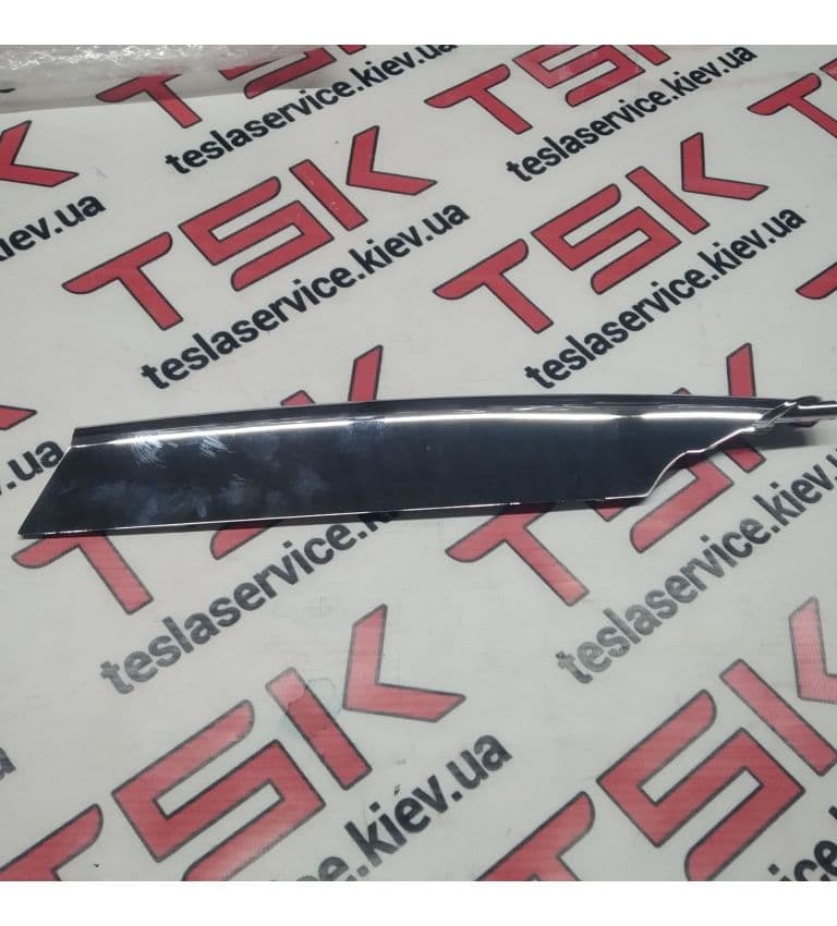 Накладка люверса нижняя левая хром, Tesla Model S (OEM 6009388-00-C)