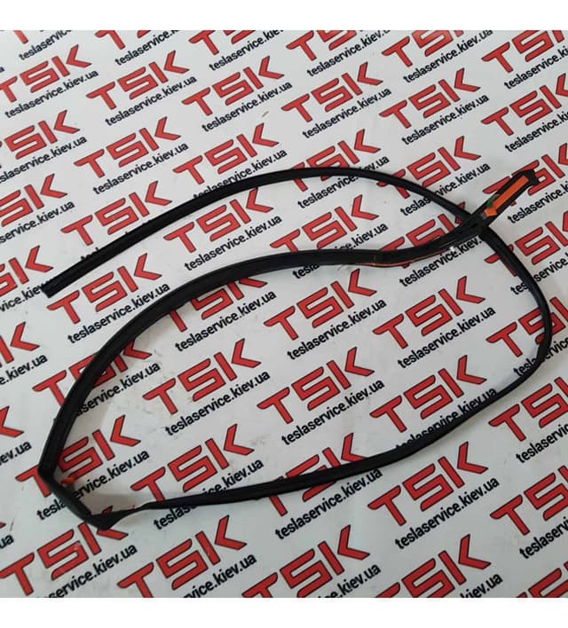 Уплотнитель филенки двери (задней/передней) правой {MS_MSR2}, Tesla Model S (OEM 6009588-00-D)