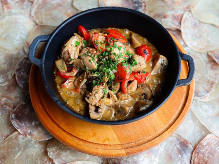 Гаряча пательня з куркою та овочами — Sea Esta Restaurant, Odesa
