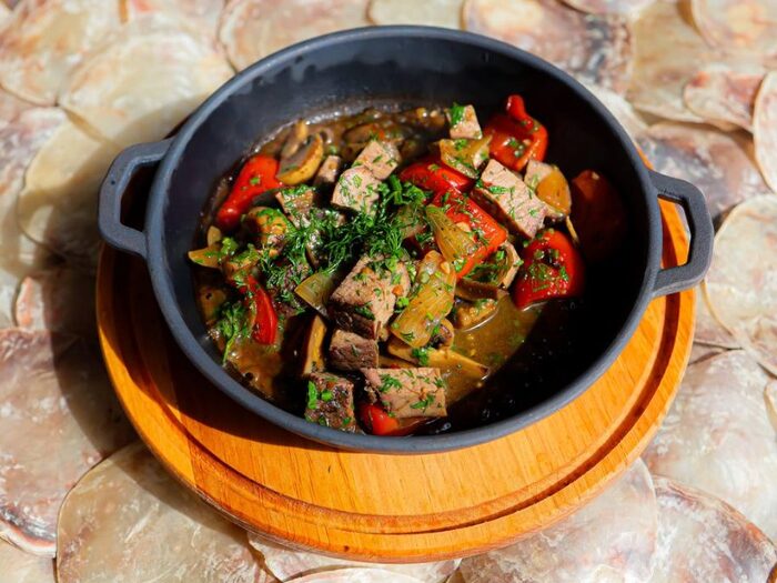 Гаряча пательня з яловичиною та овочами — Sea Esta Restaurant, Odesa