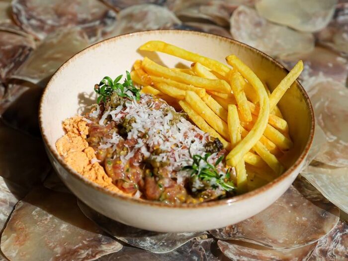 Тар тар з яловичини з картоплею фрі — Sea Esta Restaurant, Odesa