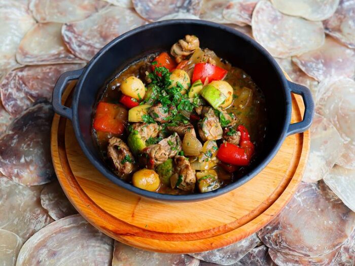 Гаряча пательня зі свининою та овочами — Sea Esta Restaurant, Odesa