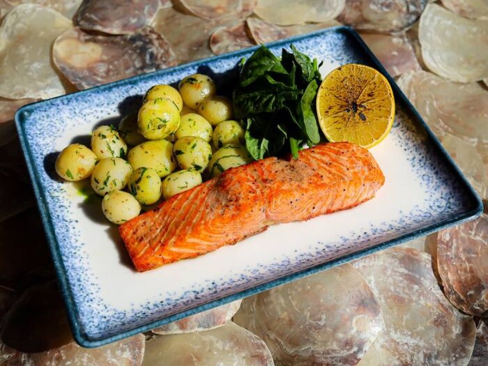 Стейк з лосося з молодою картоплею — Sea Esta Restaurant у Одеса