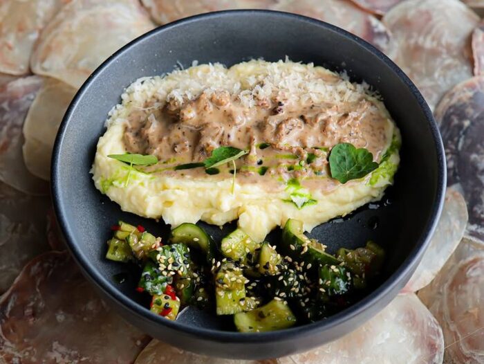 Біфстроган з телятини з картопляним пюре — Sea Esta Restaurant, Odesa