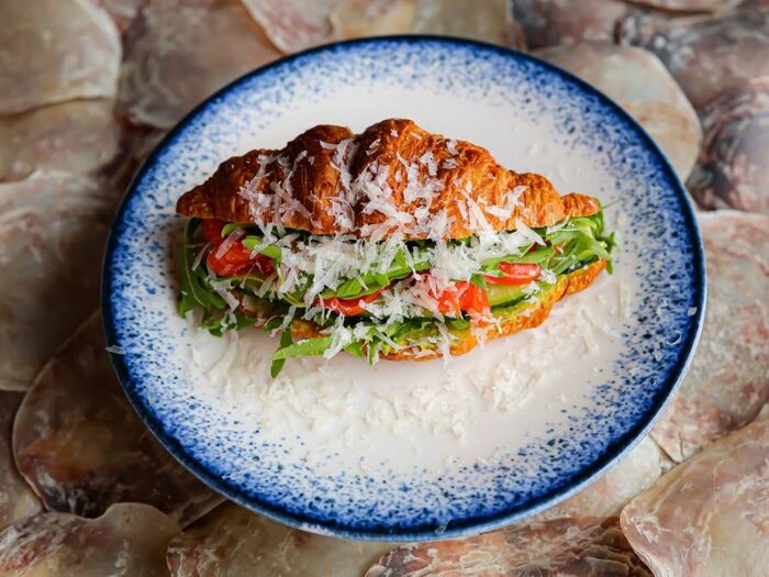 Круасан з лососем та авокадо — Sea Esta Restaurant у Одеса