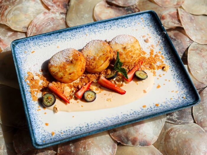 Сирники з соусом із вареного згущеного молока — Sea Esta Restaurant у Одеса