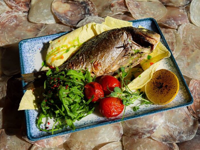 Дорадо гриль з томатами чері — Sea Esta Restaurant у Одеса