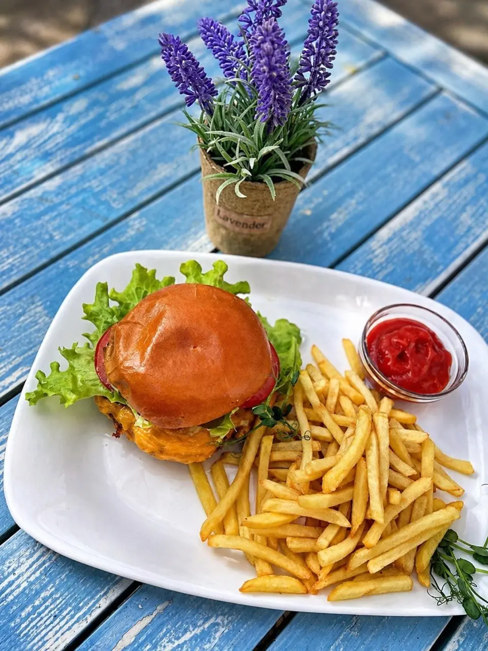 Burger me viçi — The Step Garden, Sunny Beach