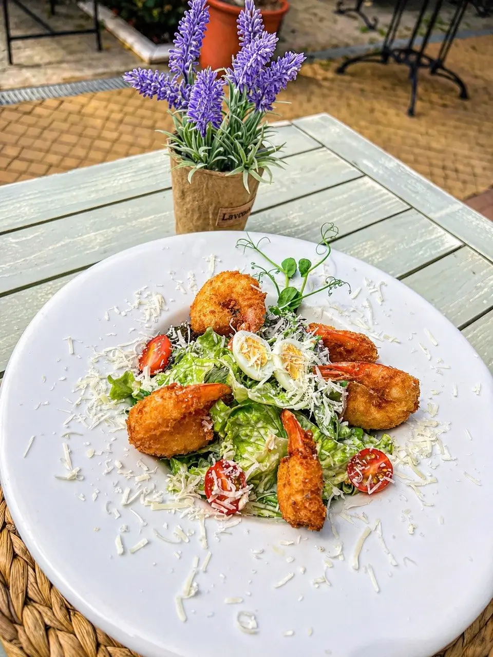 Sallatë Cezar me karkaleca — The Step Garden, Sunny Beach