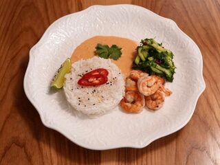 Креветки з рисом та соусом том-ям