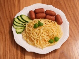 Спагеті з сосисками